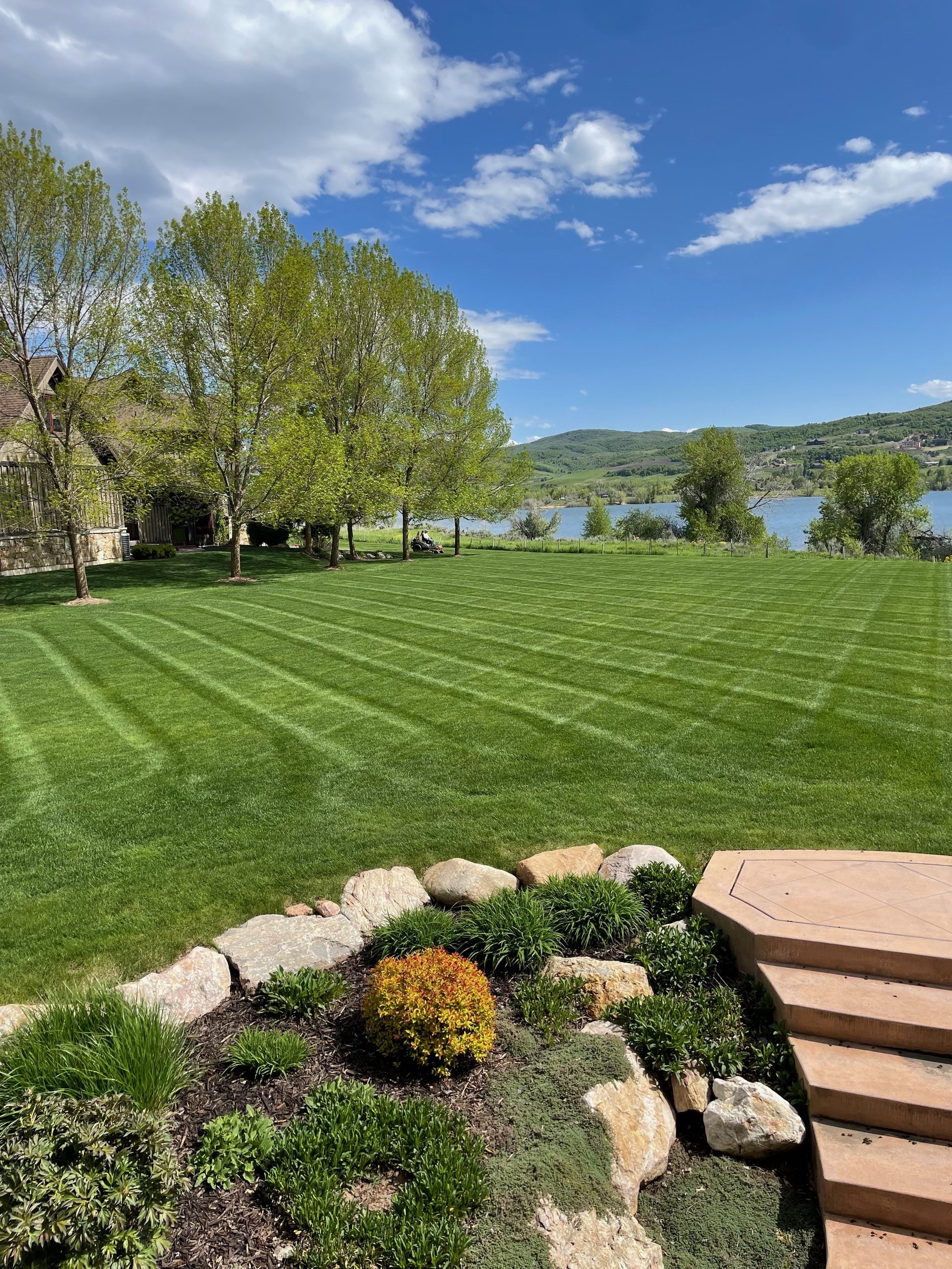 Lakeside luxury property with perfect lawn stripes — Ogden Valley, Utah